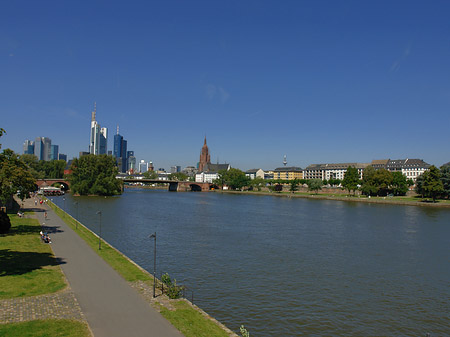 Skyline von Frankfurt mit Ufer