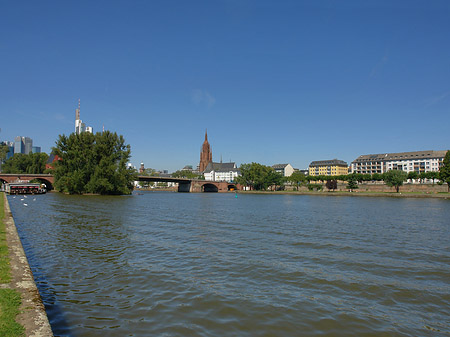 Skyline von Frankfurt mit Ufer