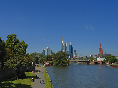 Fotos Skyline von Frankfurt mit Ufer