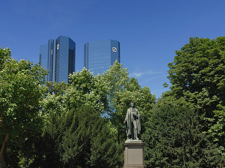 Schiller und Deutsche Bank Fotos