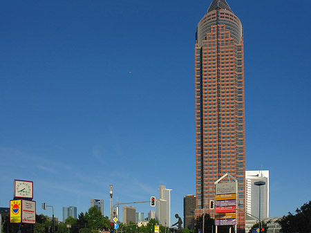 Messeturm auf der Theodor-Heuss-Allee Foto 