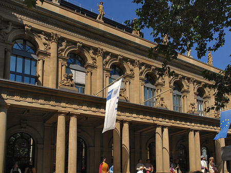 Wertpapierbörse mit Baum