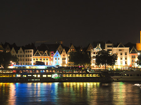 Schiff fährt vor dem Fischmarkt Fotos