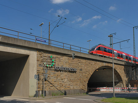 KölnMesse-Schild an Hochbrücke