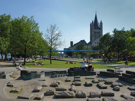 Foto Heinrich-Böll-Platz vor Groß St Martin - Köln