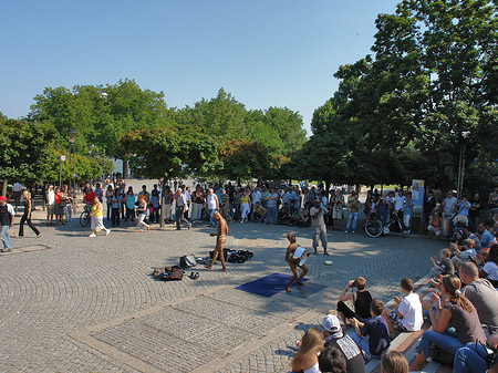 Straßenkünstler auf dem Heinrich-Böll-Platz Foto 