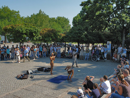 Straßenkünstler auf dem Heinrich-Böll-Platz Fotos