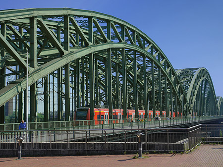 Fotos Hohenzollernbrücke mit Zug