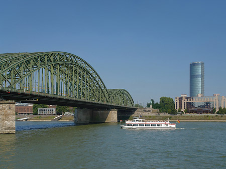 Hohenzollernbrücke reicht ans Kennedyufer Foto 