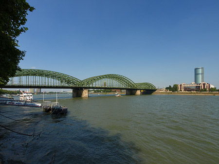 Hohenzollernbrücke reicht ans Kennedyufer Foto 