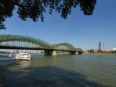 Hohenzollernbrücke reicht ans Kennedyufer Fotos