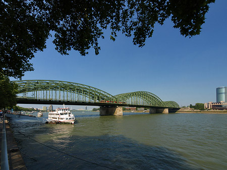 Foto Hohenzollernbrücke reicht ans Kennedyufer