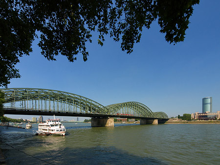 Foto Hohenzollernbrücke reicht ans Kennedyufer