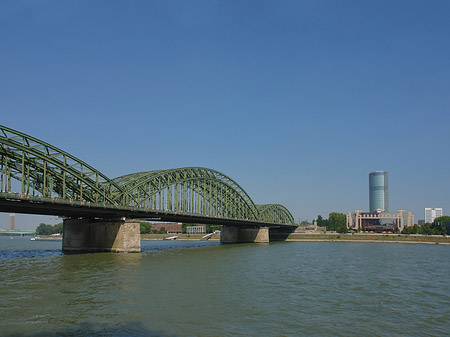 Hohenzollernbrücke reicht ans Kennedyufer Foto 