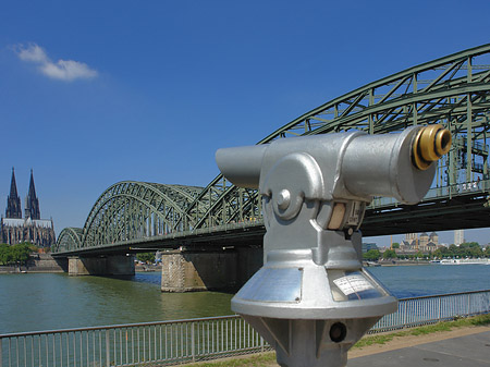 Fernrohr vor der Hohenzollernbrücke Foto 