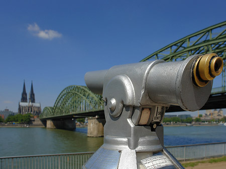 Foto Fernrohr vor der Hohenzollernbrücke