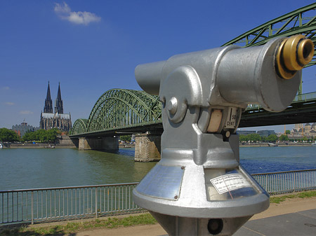 Fernrohr vor der Hohenzollernbrücke Foto 