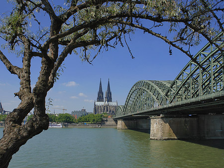 Hohenzollernbrücke am Kölner Dom Foto 