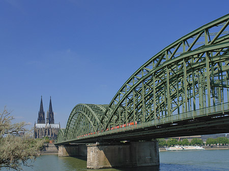 Hohenzollernbrücke am Kölner Dom Foto 