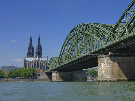 Hohenzollernbrücke am Kölner Dom Foto 