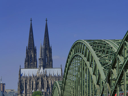 Hohenzollernbrücke beim Kölner Dom Foto 