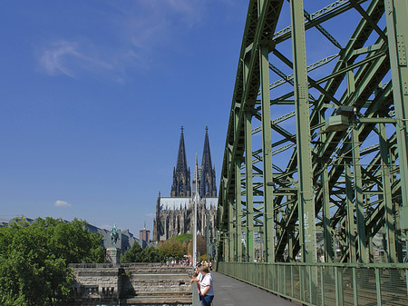 Hohenzollernbrücke beim Kölner Dom Foto 