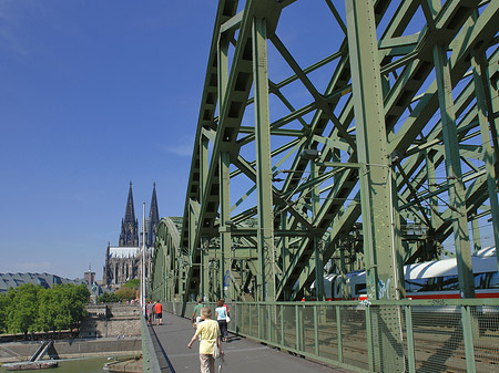 Hohenzollernbrücke beim Kölner Dom Foto 