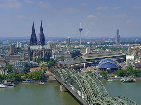 Foto Hohenzollernbrücke und Kölner Dom aus der Ferne - Köln