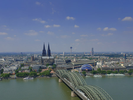 Foto Hohenzollernbrücke und Kölner Dom aus der Ferne - Köln