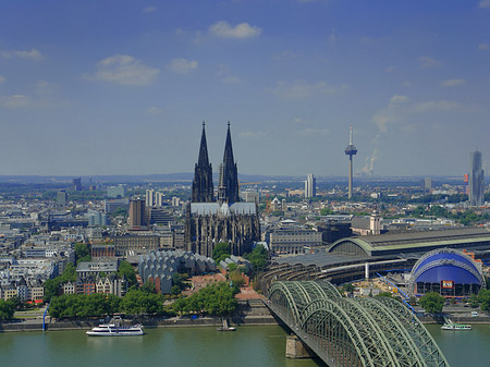 Hohenzollernbrücke und Kölner Dom aus der Ferne