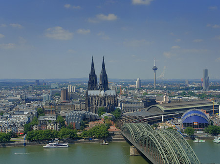 Foto Hohenzollernbrücke und Kölner Dom aus der Ferne