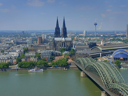 Foto Hohenzollernbrücke und Kölner Dom aus der Ferne