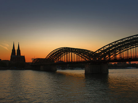 Kölner Dom hinter der Hohenzollernbrücke Fotos