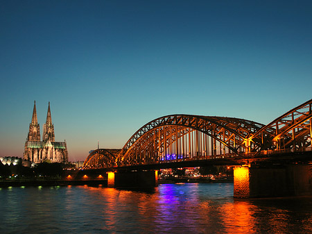 Foto Kölner Dom hinter der Hohenzollernbrücke - Köln