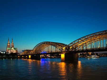 Fotos Kölner Dom hinter der Hohenzollernbrücke | Köln