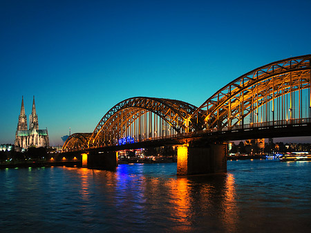 Kölner Dom hinter der Hohenzollernbrücke