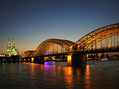 Fotos Kölner Dom hinter der Hohenzollernbrücke | Köln