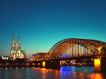 Kölner Dom hinter der Hohenzollernbrücke