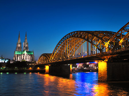 Kölner Dom hinter der Hohenzollernbrücke