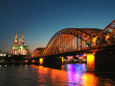 Foto Kölner Dom hinter der Hohenzollernbrücke