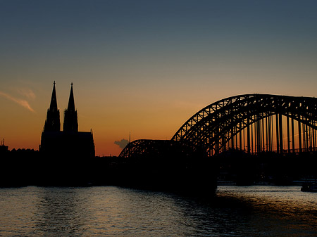 Foto Kölner Dom hinter der Hohenzollernbrücke - Köln