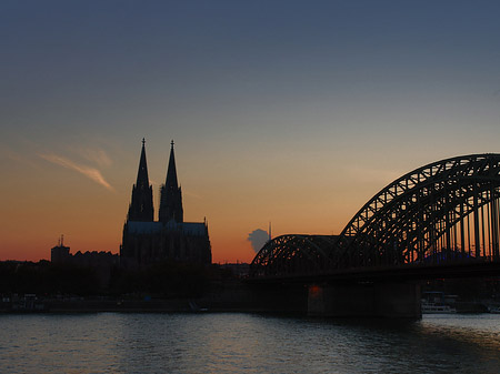 Fotos Kölner Dom hinter der Hohenzollernbrücke