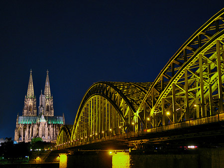 Kölner Dom hinter der Hohenzollernbrücke Fotos