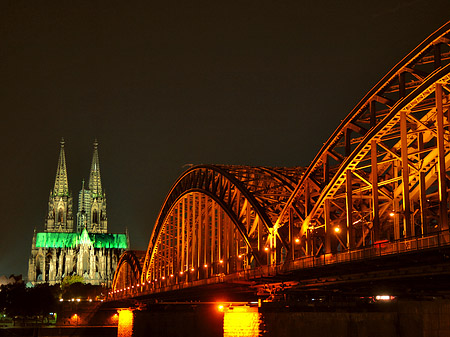 Foto Kölner Dom hinter der Hohenzollernbrücke