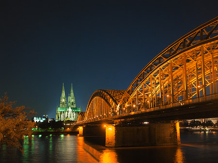 Fotos Kölner Dom hinter der Hohenzollernbrücke