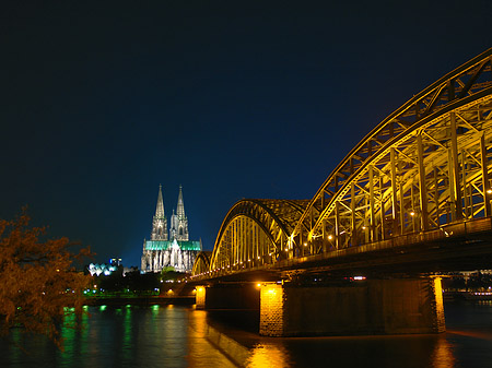 Foto Kölner Dom hinter der Hohenzollernbrücke - Köln