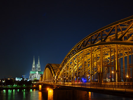 Fotos Kölner Dom hinter der Hohenzollernbrücke | Köln