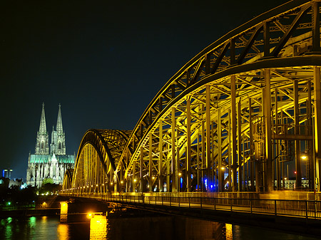 Kölner Dom hinter der Hohenzollernbrücke Foto 