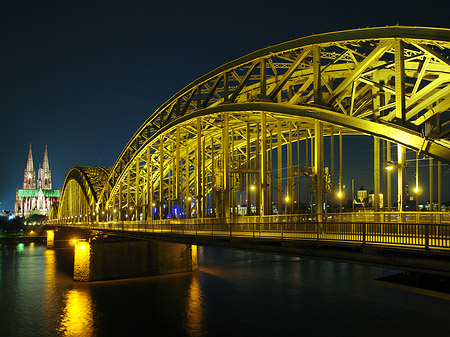 Fotos Kölner Dom hinter der Hohenzollernbrücke