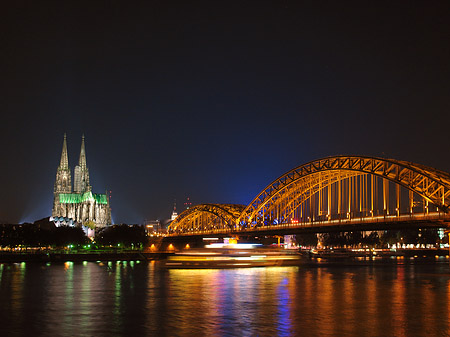 Foto Kölner Dom hinter der Hohenzollernbrücke